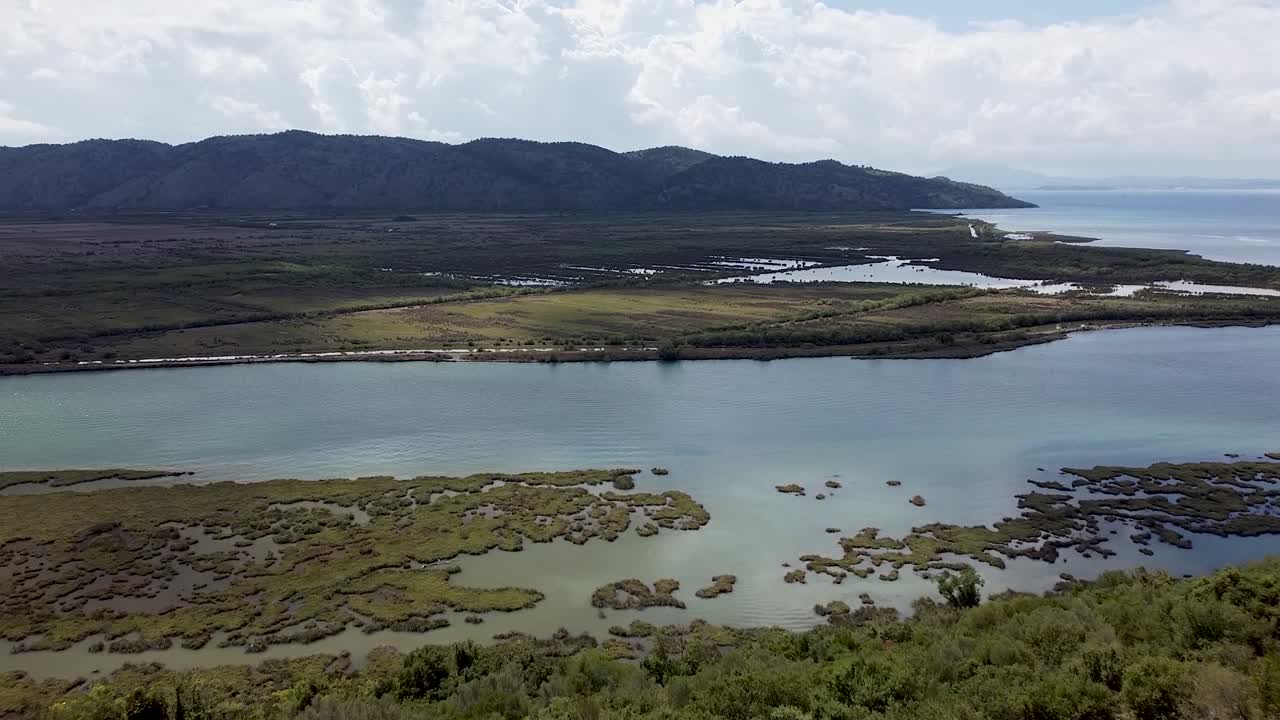 vista aérea de un río que desemboca en el mar adriático, albania
