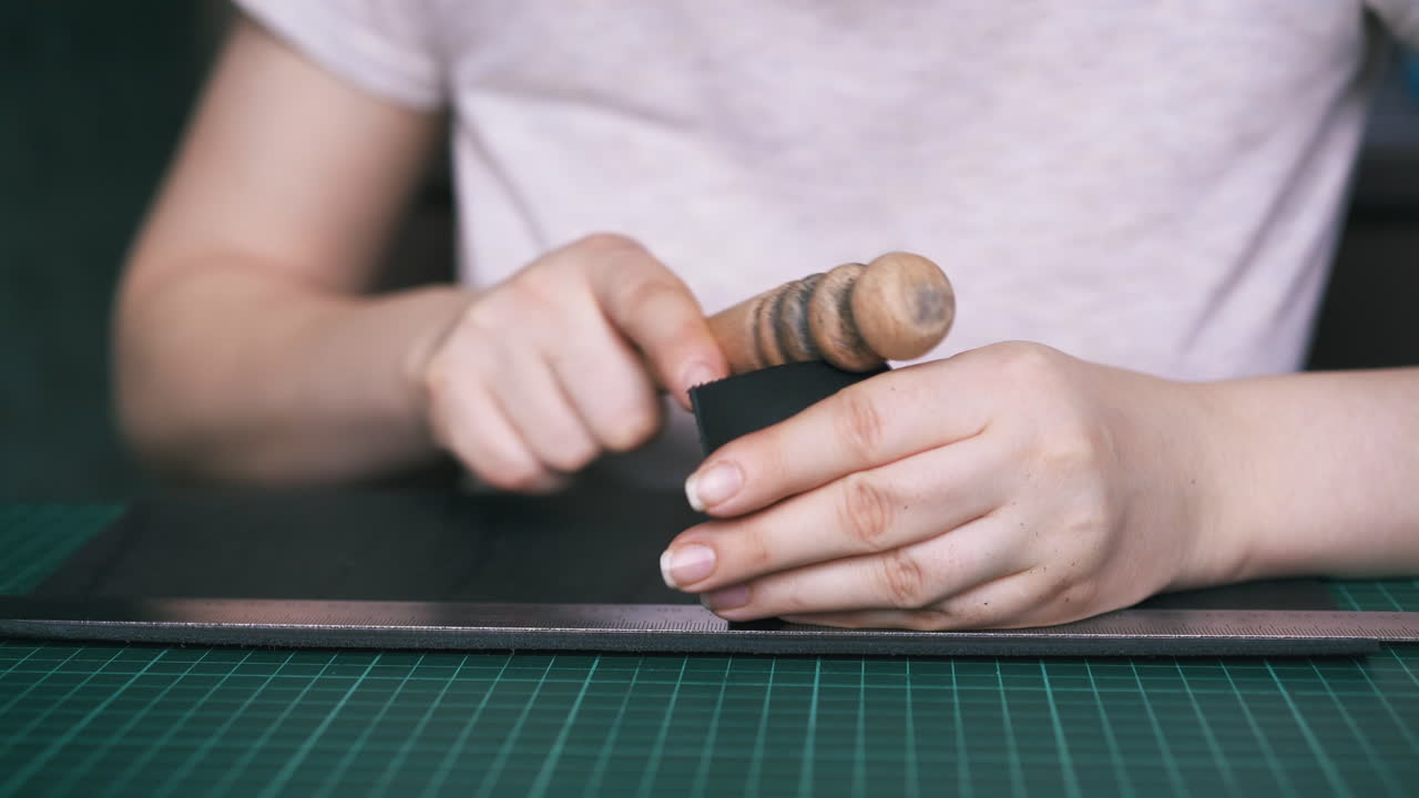 el diseñador experimentado pulió el borde de la tira de cuero negro