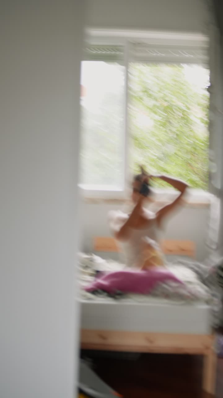Giovane donna che si fa un selfie allo specchio nella sua camera da letto