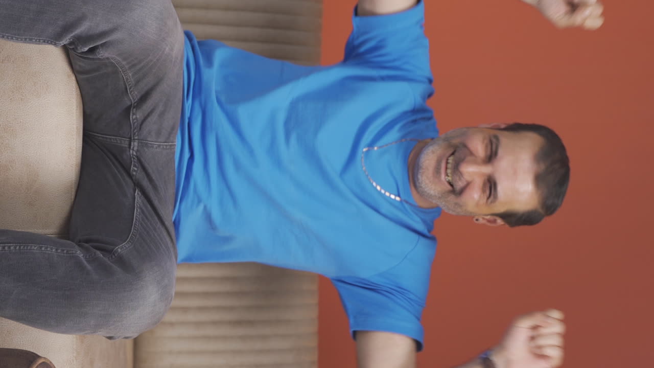 el video vertical del hombre feliz se regocija.