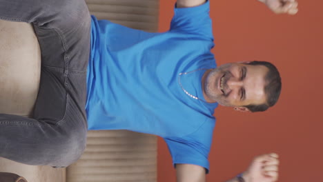 el video vertical del hombre feliz se regocija.