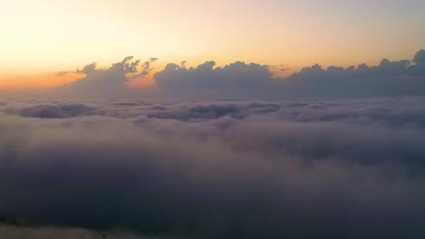 Mit-Der-Späten-Sonne-über-Die-Wolken-Fliegen.-Sonnenaufgang-Oder-Sonnenuntergang-Bunter-Himmelshintergrund.