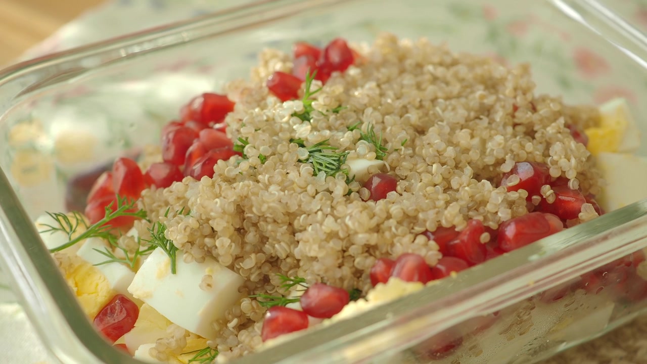 Salade de quinoa saine aux graines de grenade et aux œufs durs