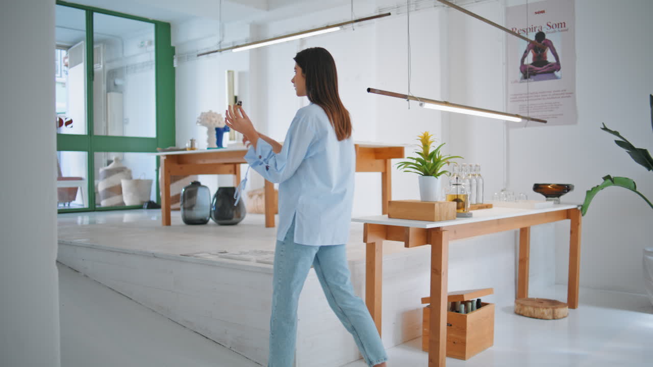 미술 가게에서 산토 팔로를 태우는 여자. 향기 막대기를 사용하는 아름다운 젠 소녀