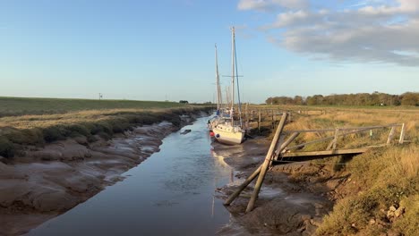 barcos atracados en el estuario con la luz del sol dorada por la noche