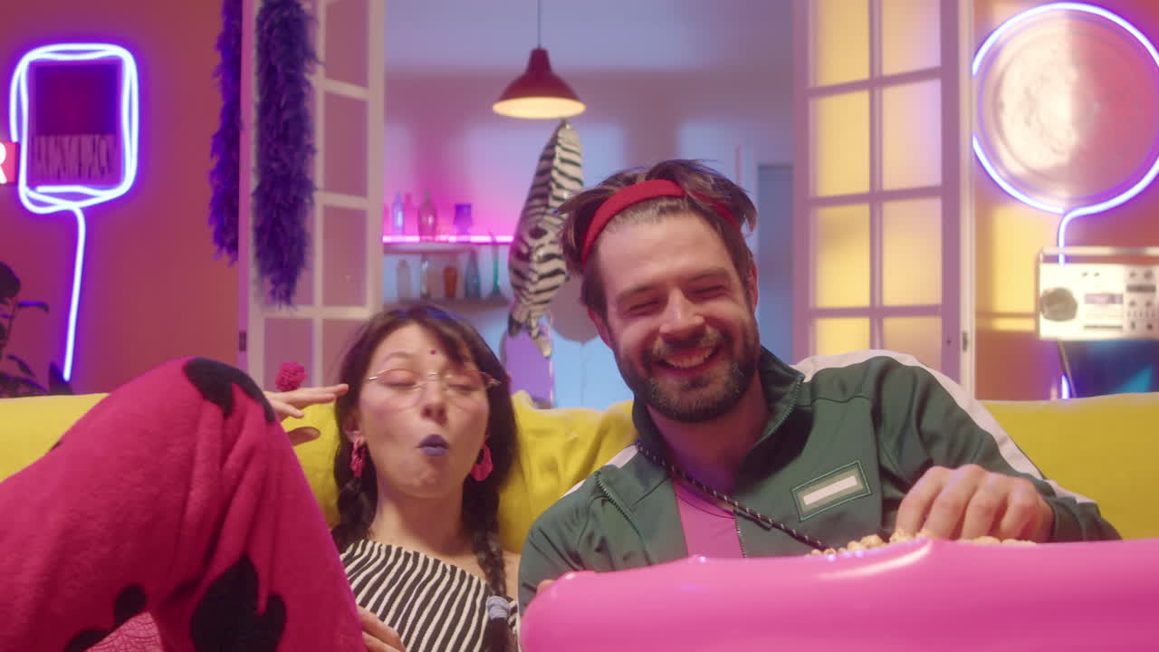 집 에서 영화 를 즐기는 부부