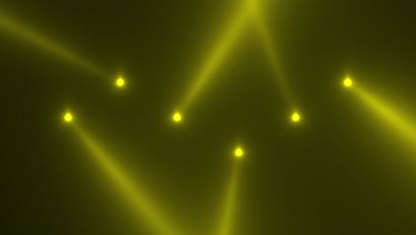 haces de foco amarillo brillante en el escenario