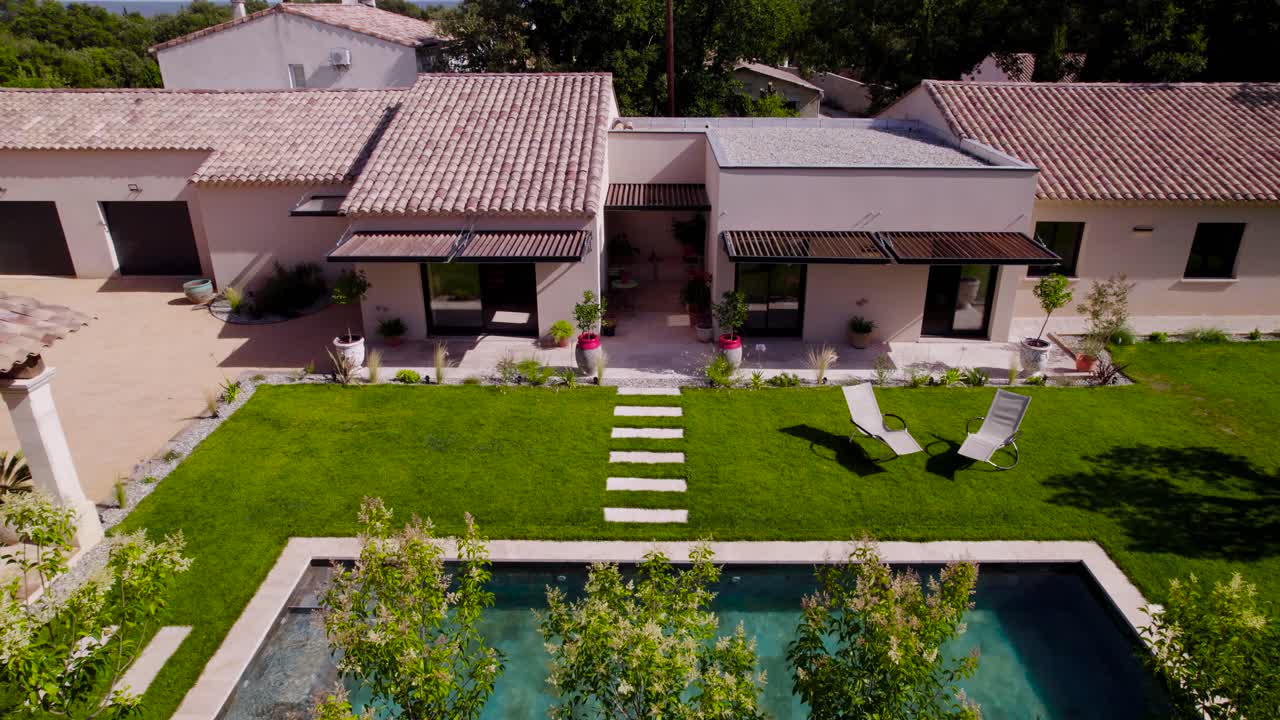 세인트 시프레트의 빌라에서 개인 수영장을 드러내는 느린 기울기