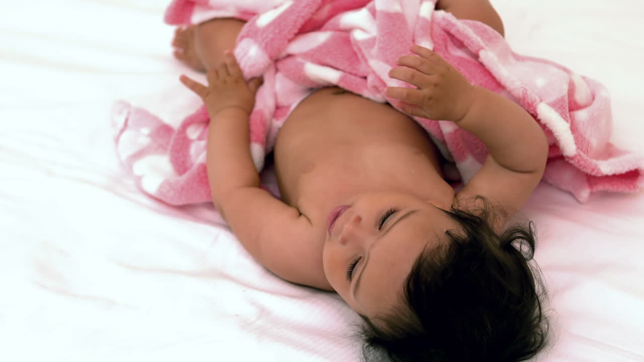 bebé lindo mirando a su alrededor