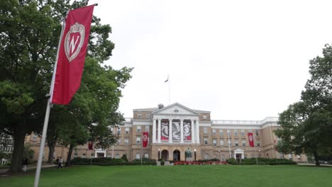 bascom hall en el campus de la universidad de wisconsin en madison, wisconsin con video cardán caminando de lado