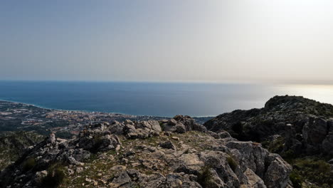 4k-En-Movimiento-Disparó-A-La-Montaña-La-Concha,-Marbella,-España