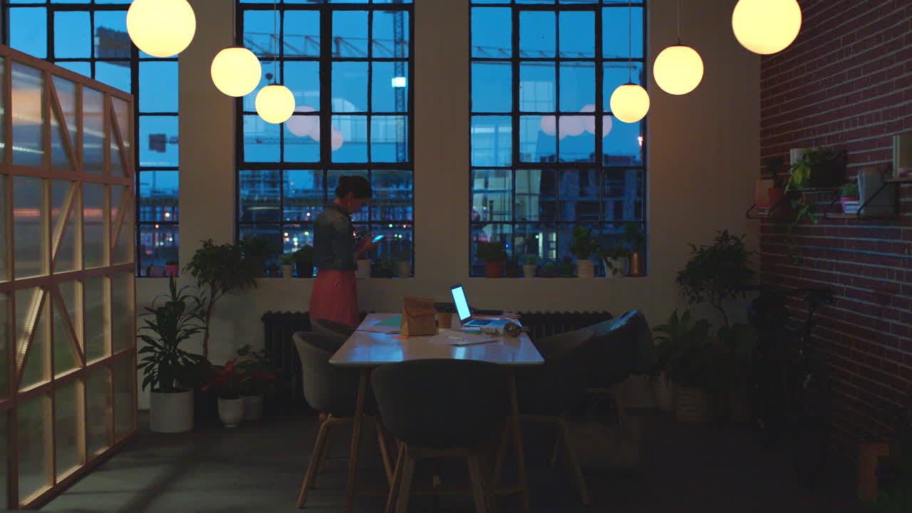 selfie de trabajo, negocios nocturnos