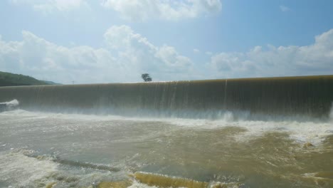 cascada rajdari devdari y la presa latif shah y el lago chandraprabha vista aérea