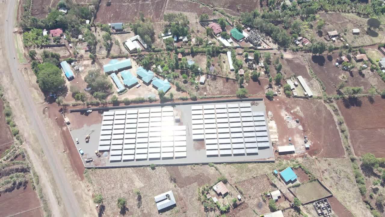 paneles solares bombeando agua granja kenia áfrica covid 2020-2021 distanciamiento social 2020 año nuevo 2021