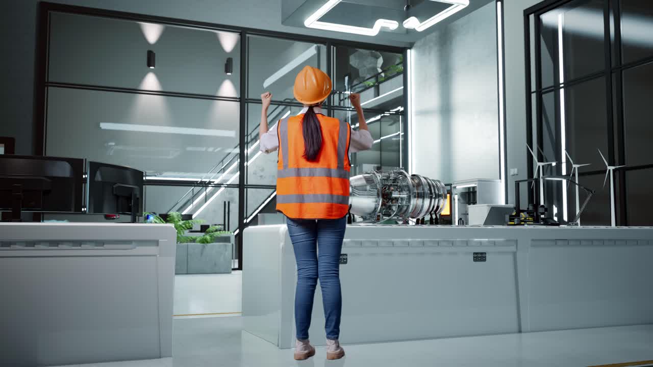 Ingeniør fejrer succes i et moderne industrianlæg