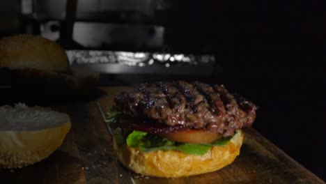 toma en cámara lenta de preparar una hamburguesa fresca en casa