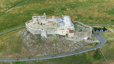 Toma-Aérea-Orbital-Del-Castillo-De-Lindisfarne-En-El-Noreste-De-Inglaterra