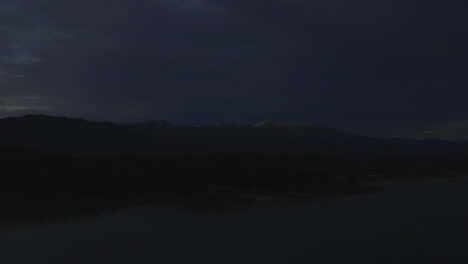 Lapso-De-Tiempo-De-Tormenta-Sobre-El-Lago-Casitas-Y-Las-Montañas-De-Santa-Ynez-En-Ojai-California