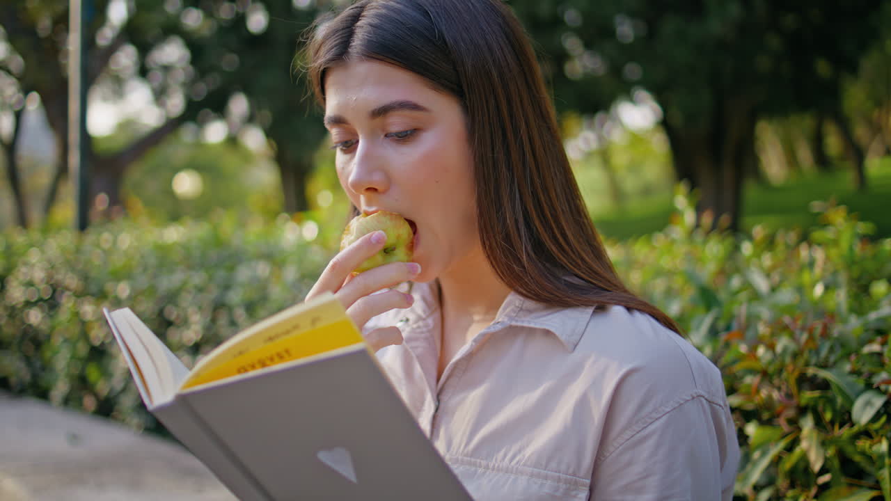 hermosa dama leyendo romance en el parque verde sereno de cerca. lector pensativo
