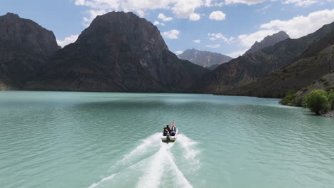 Speedboat-Leaving-Wake-In-The-Iskanderkul-Lake-In-Sughd,-Tajikistan