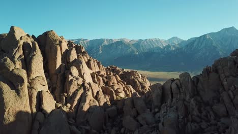 Flying-Over-Rocky-Formation-and-Aerial-Overview-on-Desert-Under-Alabama-Hills,-Lone-Pine,-California-USA