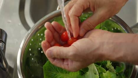 hombre mayor limpiando verduras en la cocina en casa 4k