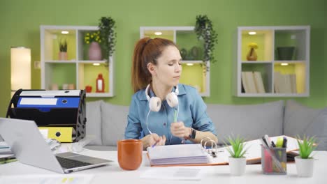 Mujer-De-Negocios-Feliz-Trabajando-Desde-Casa-Felizmente-Trabajando-En-Su-Trabajo.