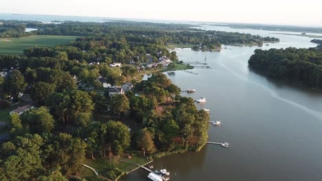Aufsteigende-Luft-Der-Lagune-In-Der-Chesapeake-Bay-Zur-Goldenen-Stunde