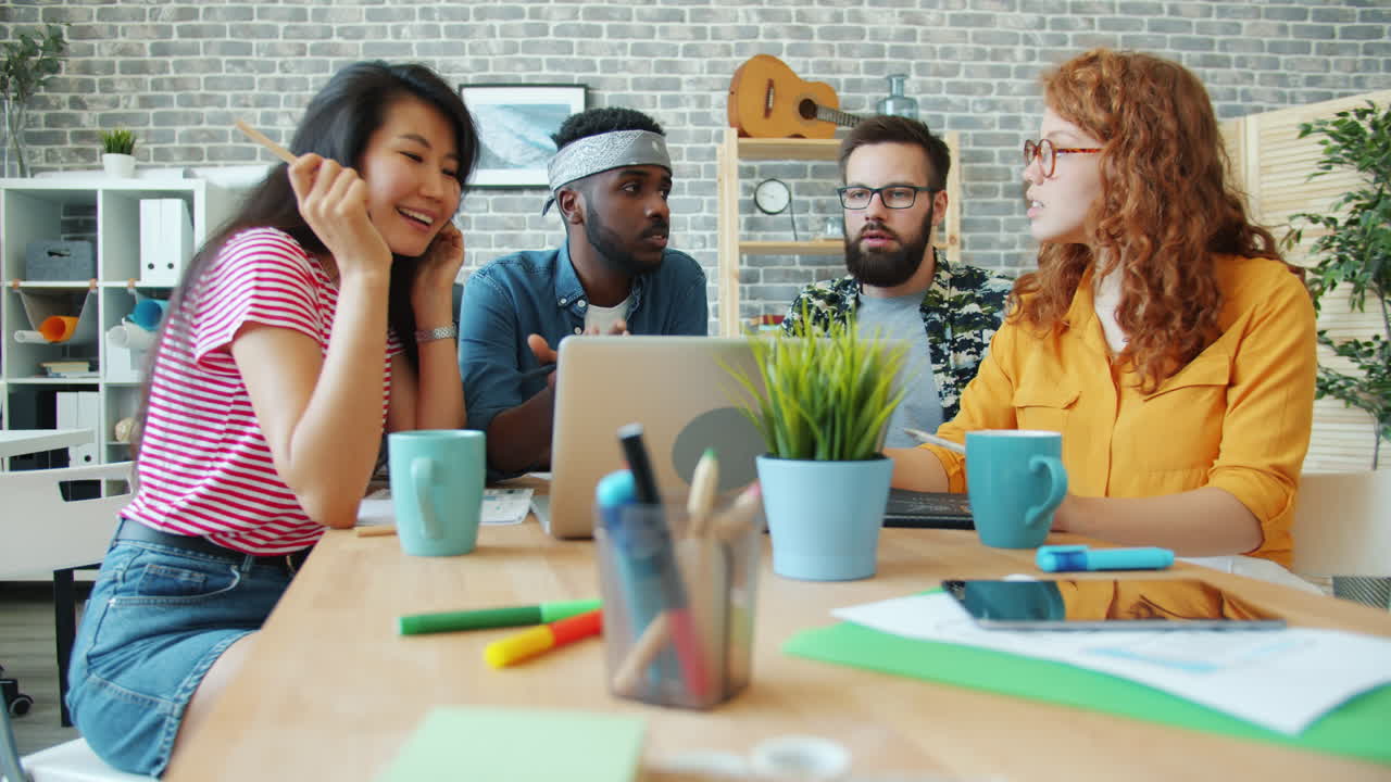 tormenta de ideas en equipos diversos