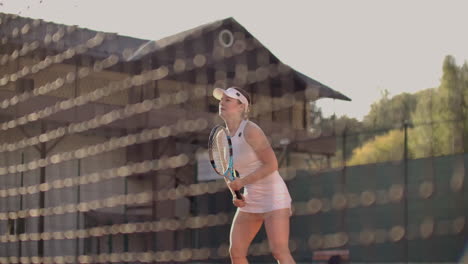 Una-Mujer-Profesional-Con-Un-Traje-Blanco-Ajustado-Golpea-La-Pelota-Con-Una-Raqueta-Y-Juega-Dinámicamente-En-La-Cancha-De-Tenis.