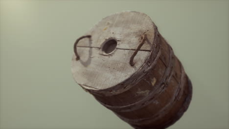 viejo cubo de madera oxidado usado