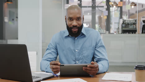 Porträt-Eines-Afroamerikanischen-Geschäftsmannes,-Der-Ein-Tablet-Verwendet,-Videoanrufe-Im-Büro-Tätigt,-Zeitlupe