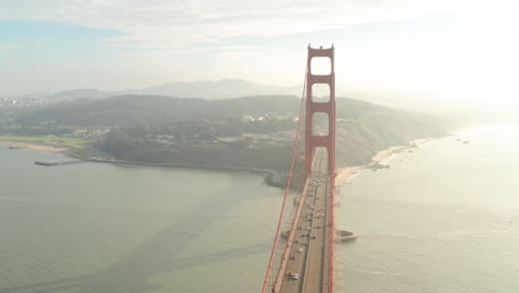 disparo aéreo lento de la torre sur del puente golden gate