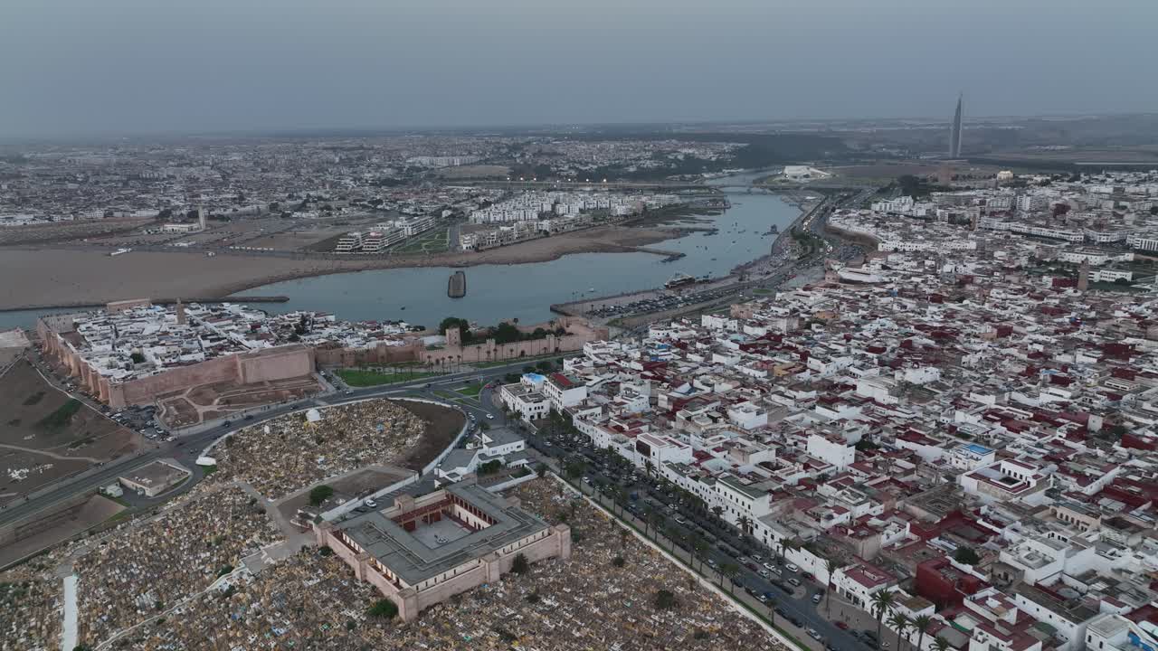 Fas'ın başkenti Işıklar Şehri Rabat'ı keşfedin. Hasan Kulesi'nden Udaias Kasbahı'na ve Atlantik kıyısına kadar bu UNESCO şehri, tarihi, modernliği ve zamansız cazibeyi harmanlıyor.