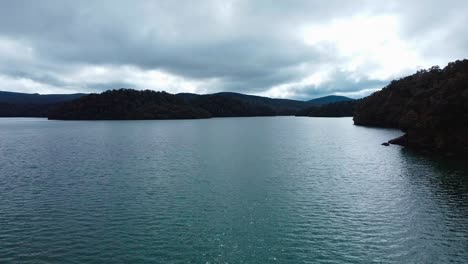 Embárquese-En-Un-Viaje-Tranquilo-Mientras-Nos-Deslizamos-Hacia-Una-Pintoresca-Isla-Ubicada-En-Medio-De-Un-Sereno-Lago,-Sumergiéndonos-En-La-Belleza-Del-Oasis-Escondido-De-La-Naturaleza.