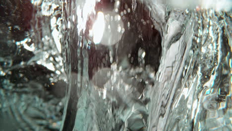 cubos de hielo salpicando en el agua