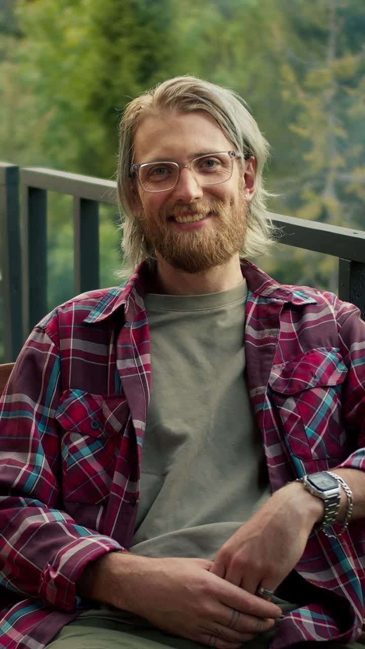 Uomo sorridente su un balcone