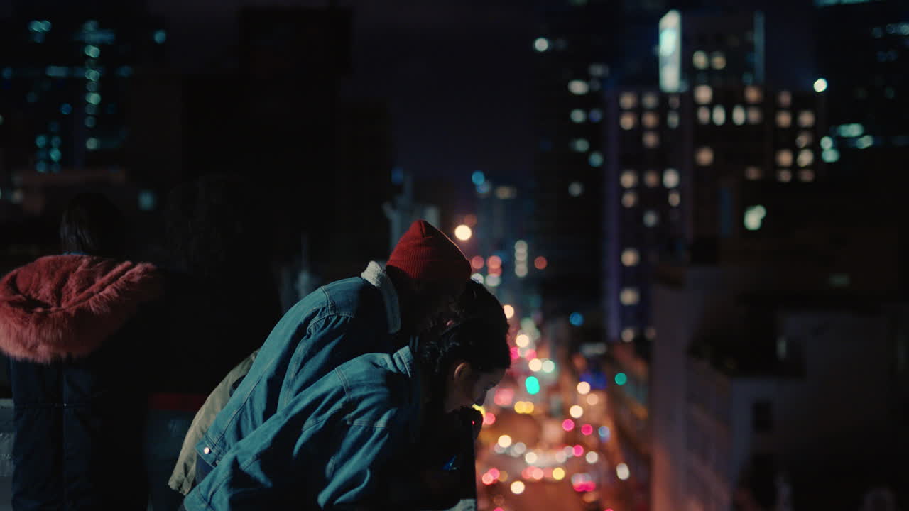 amigos pasando el rato en la azotea por la noche viendo la vida nocturna urbana relajándose disfrutando del fin de semana de vacaciones