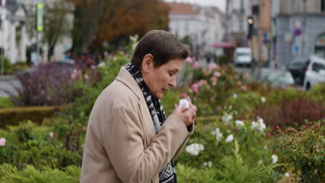 mujer estornudando en el medio de la calle