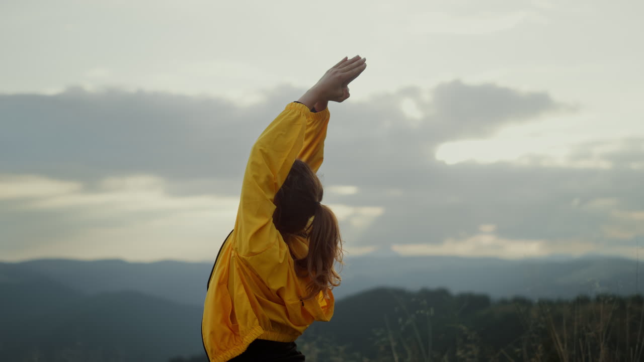 persona femenina haciendo postura de yoga guerrero. mujer de fitness realizando yoga al aire libre