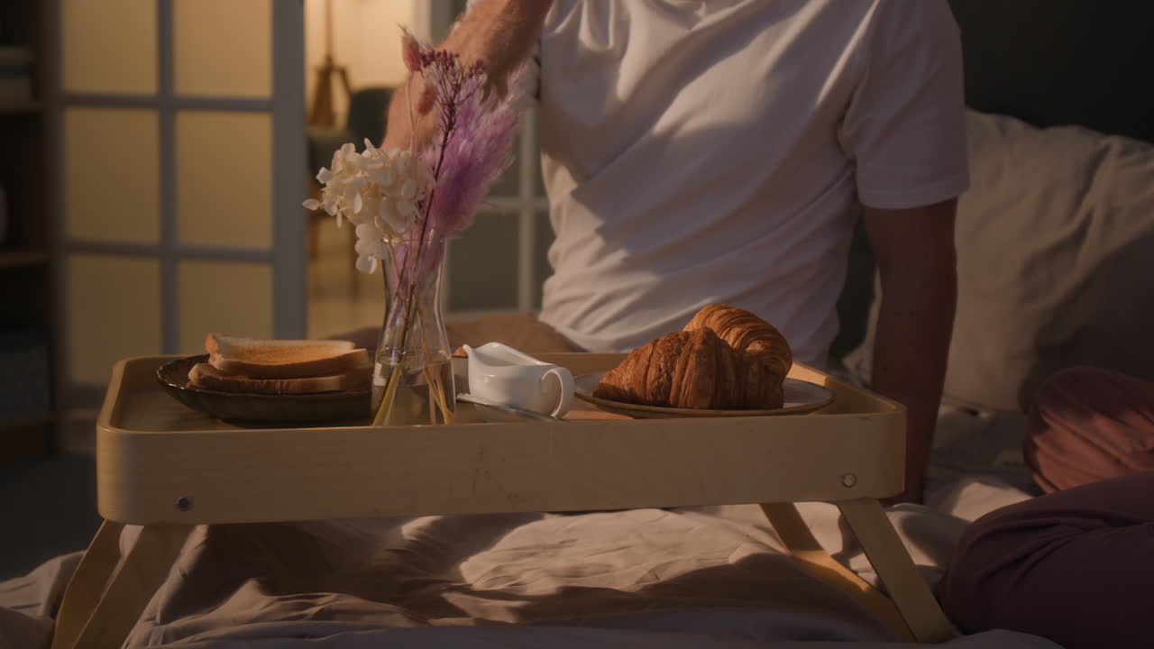 침대에 아침 식사