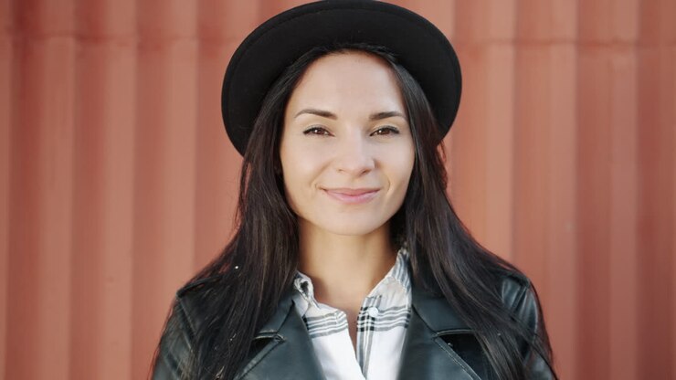 Donna con cappello nero e giacca di pelle