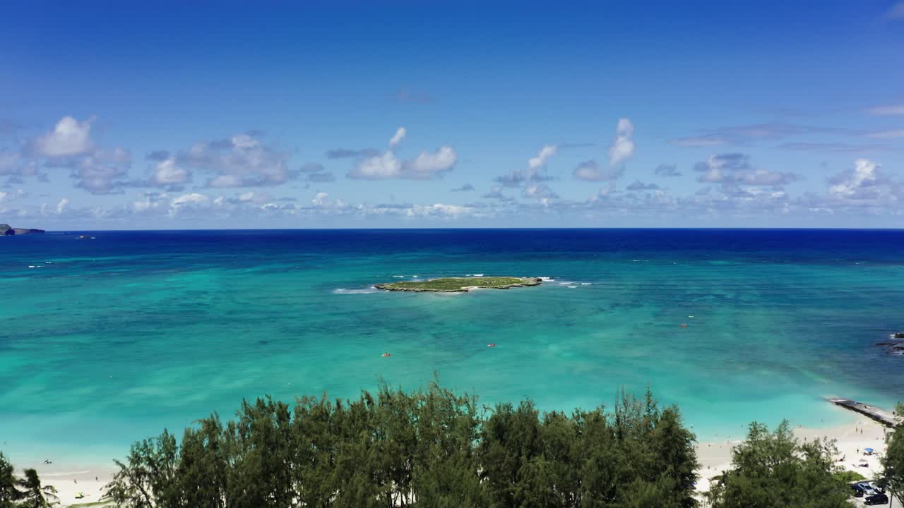 드론이 하와이 오아후 해안에서 바다로 날아갔다.