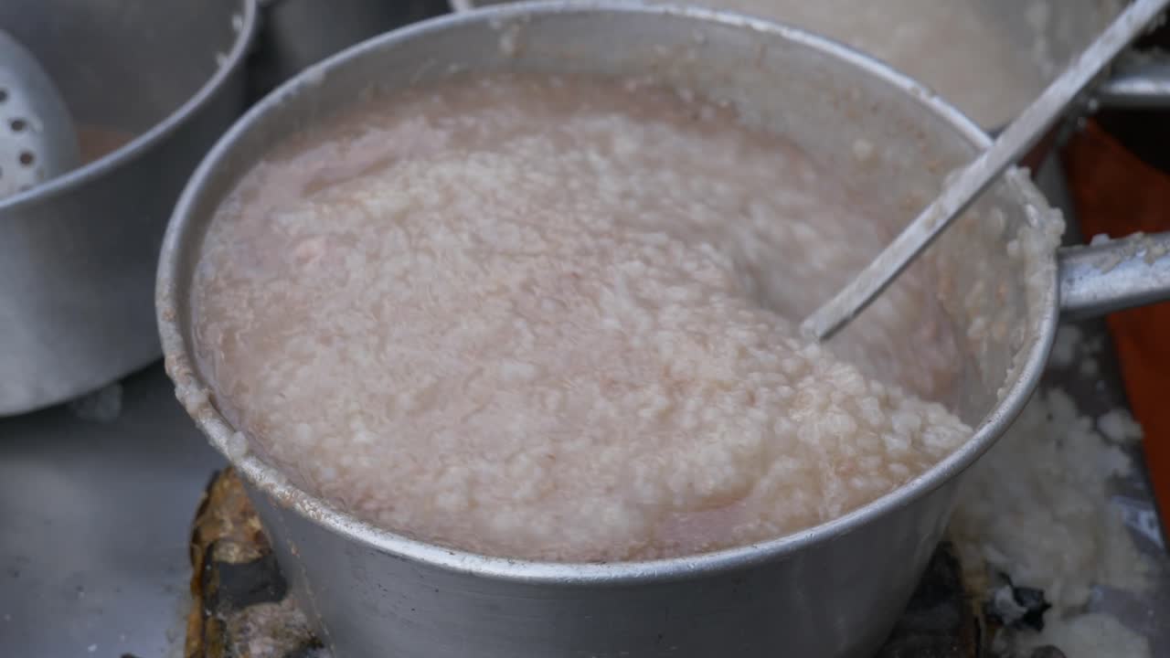 Memasak dan Mengaduk Bubur Nasi Tiongkok