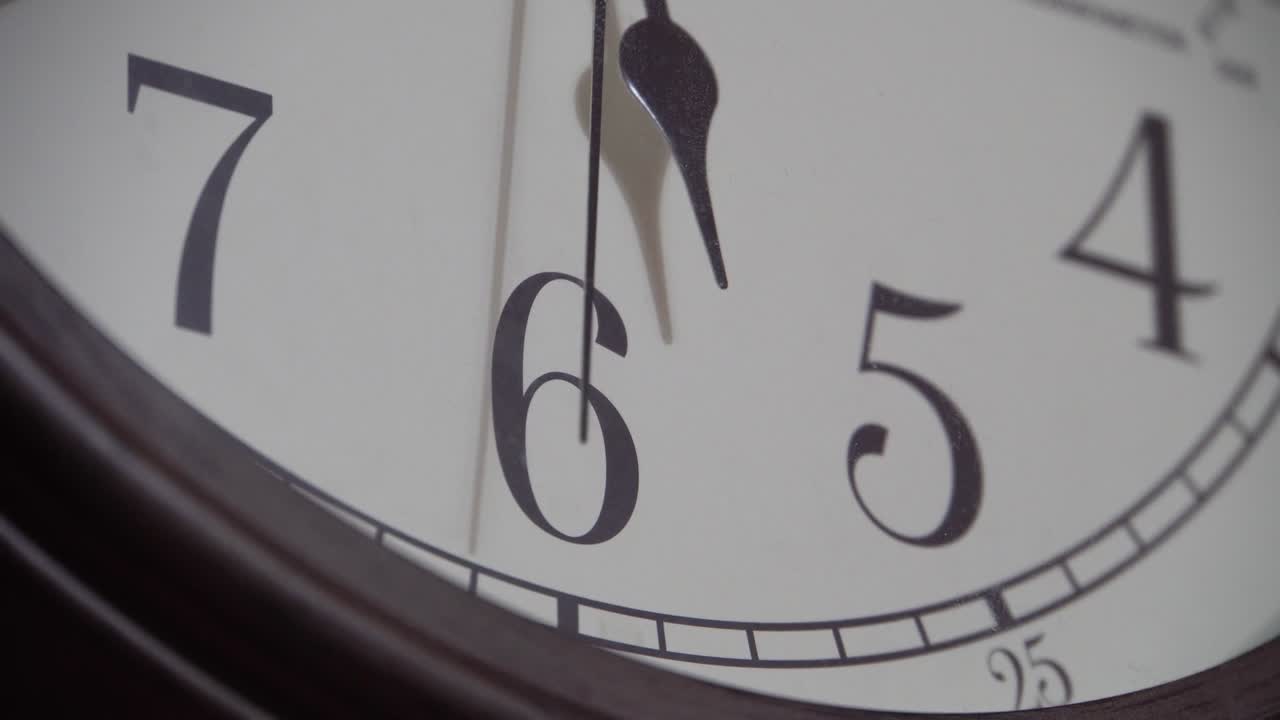 Second hand and number 6