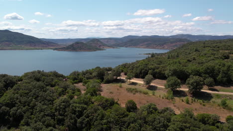 Camino-De-Tierra-Para-Turistas-A-Lo-Largo-Del-Lago-Salagou-Toma-Aérea-Francia-Día-Soleado