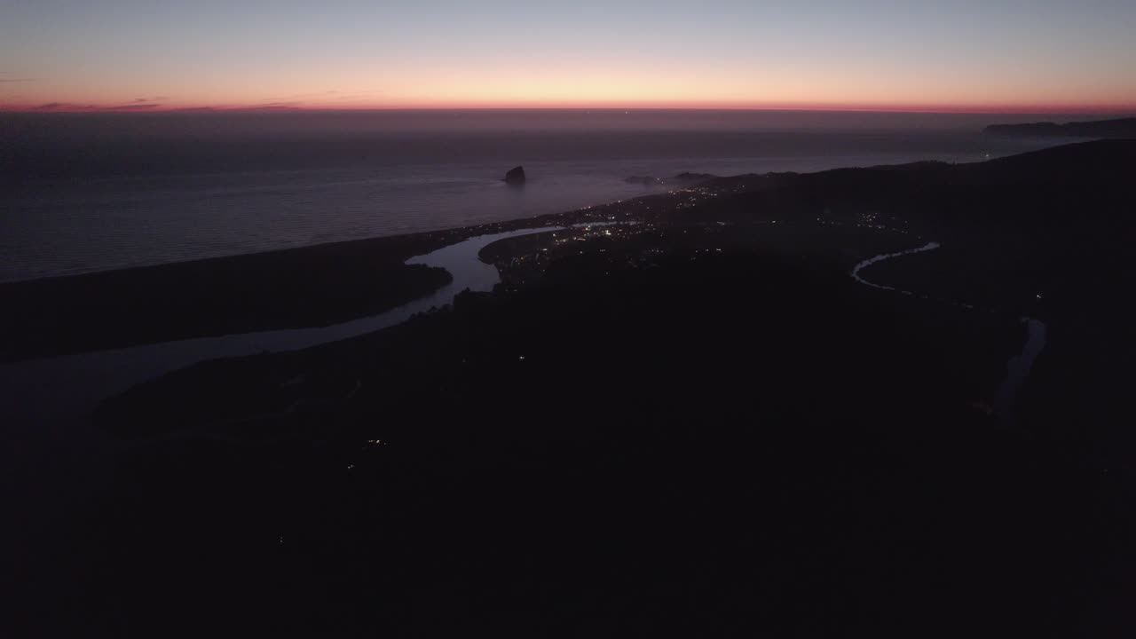 해안선 위의 해가 지는 모습