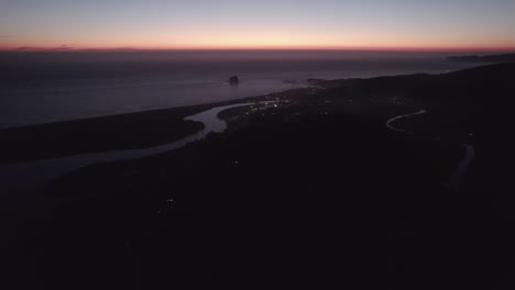 puesta de sol sobre la costa