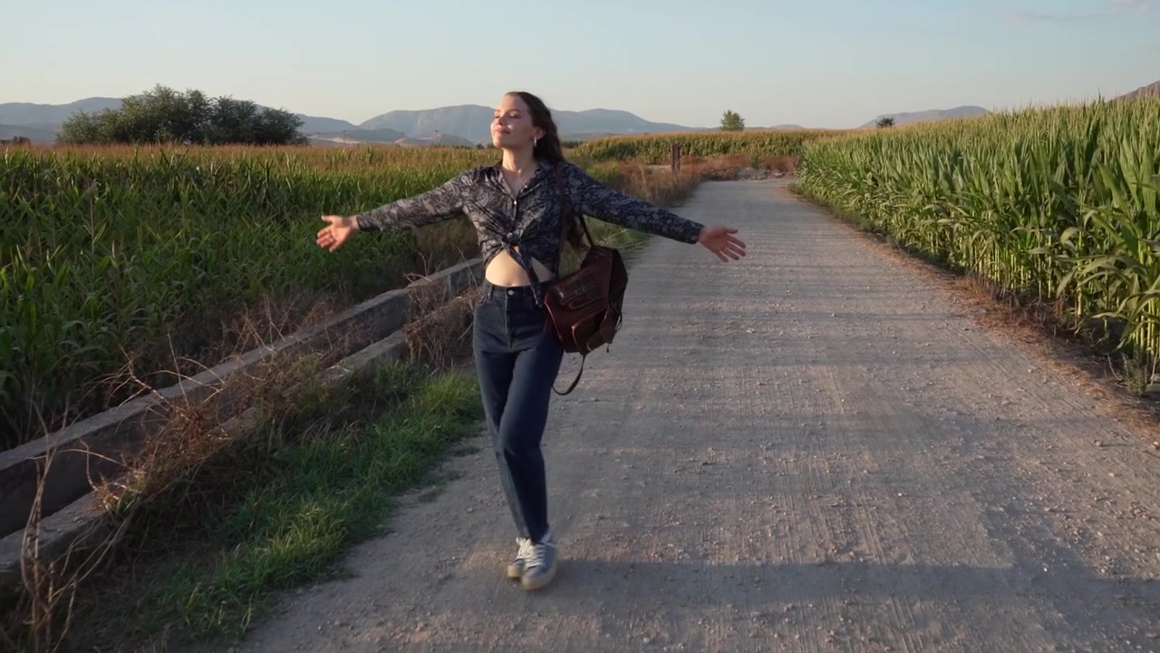 Una giovane donna che si gode una passeggiata tranquilla lungo un sentiero panoramico in mezzo alla bellezza della natura