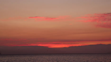 impresionante puesta de sol roja al anochecer en una hermosa noche de verano en la bahía de san francisco con alcatraz y el puente golden gate en la distancia